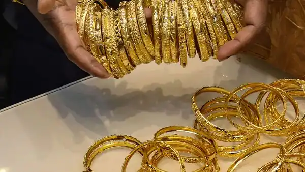 Gold rate today (May 19, 2023): Yellow metal trades flat  below Rs 60,000, silver below Rs 73,000. Should you buy or sell? 