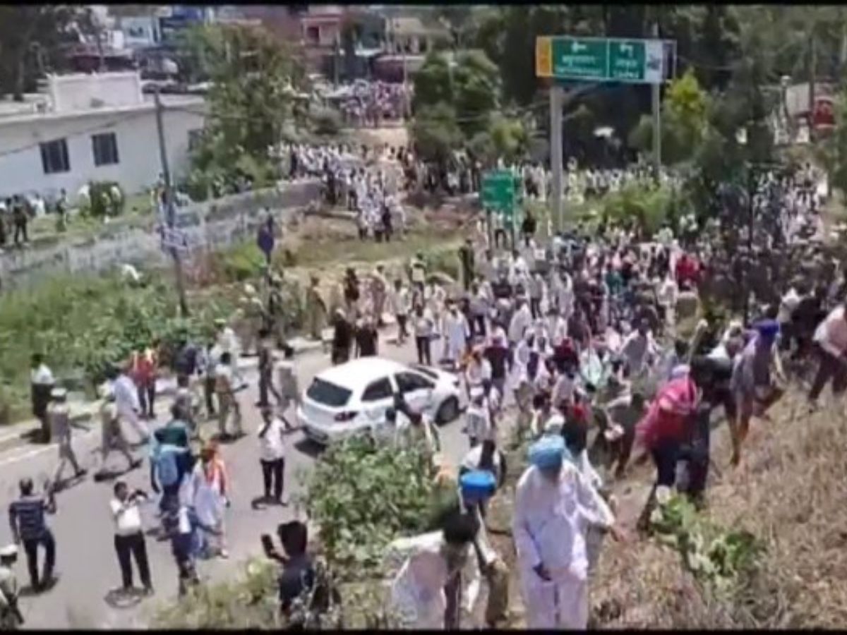 Khaps, farmers block Rohtak-Delhi NH in Haryana's Bahadurgarh