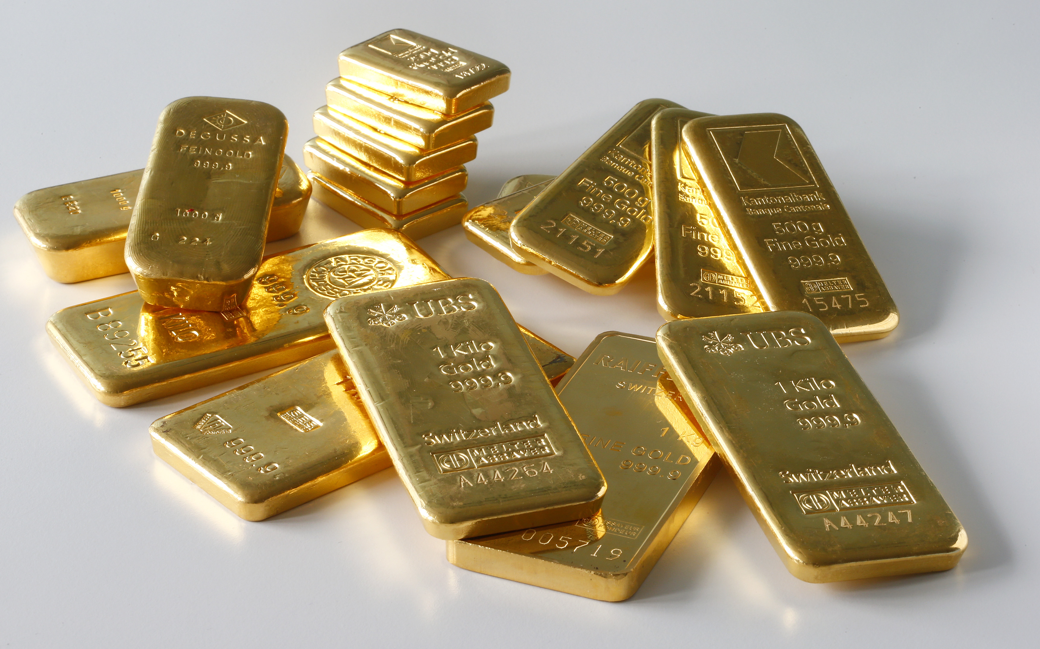 Commodity Capsule: Gold bound for best week in six; metal falls; oil set to fall for 2nd week | Watch video 