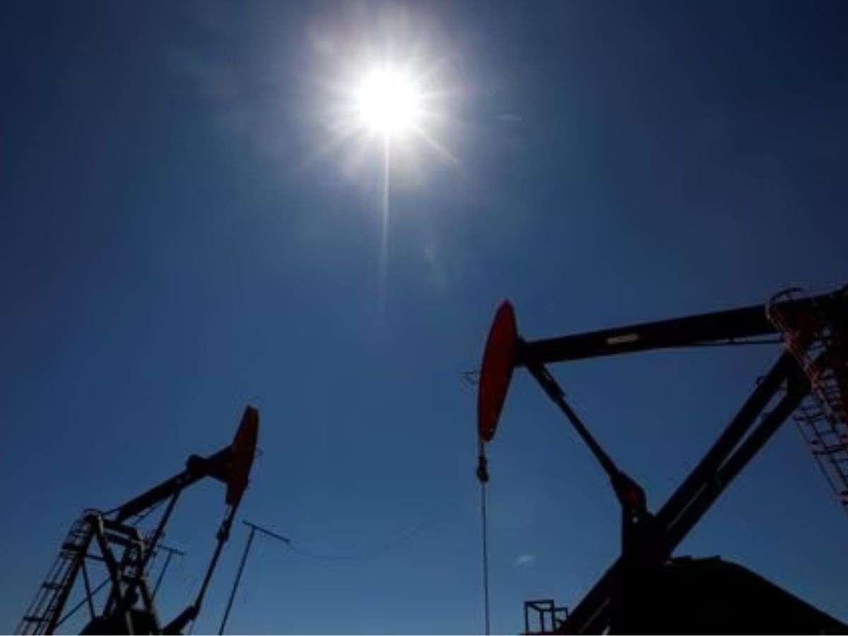 Oil prices hover near 10-month high on supply concerns