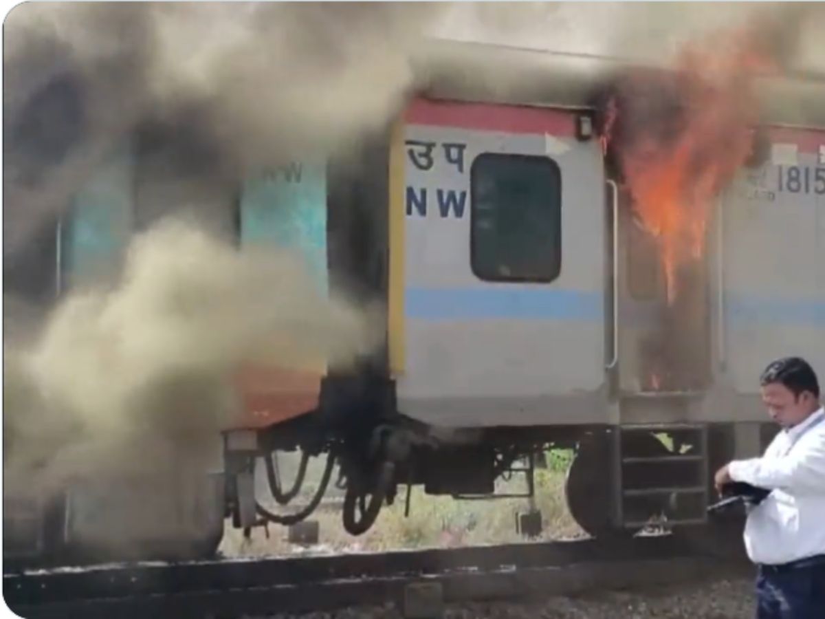 Gujarat: Fire breaks out in Humsafar Express, all passengers safe