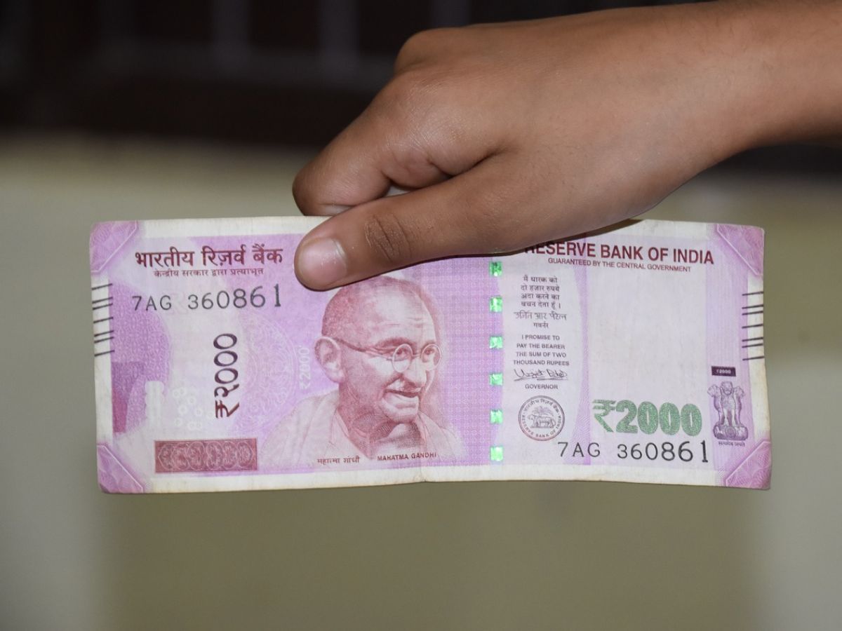 Rupee to trade in tight range as RBI keeps intervening