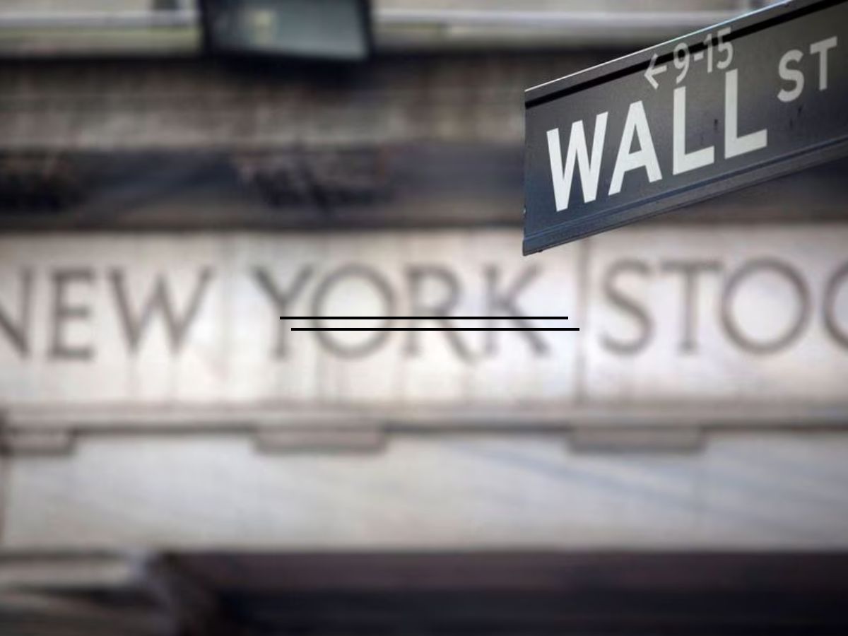 Wall Street advances as bond yields fall, investors digest Fed minutes