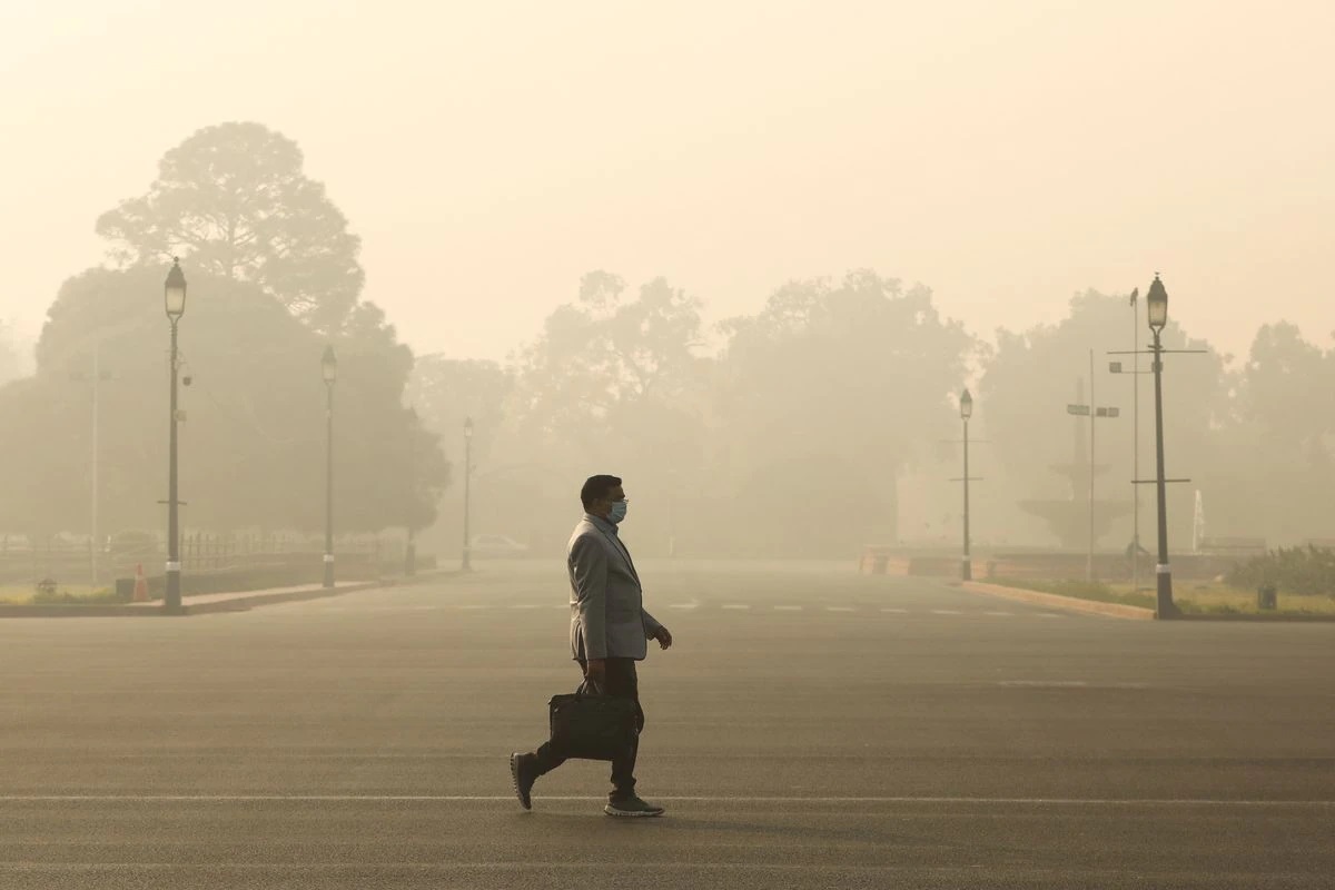 Delhi AQI Update: Air quality in city improves slightly