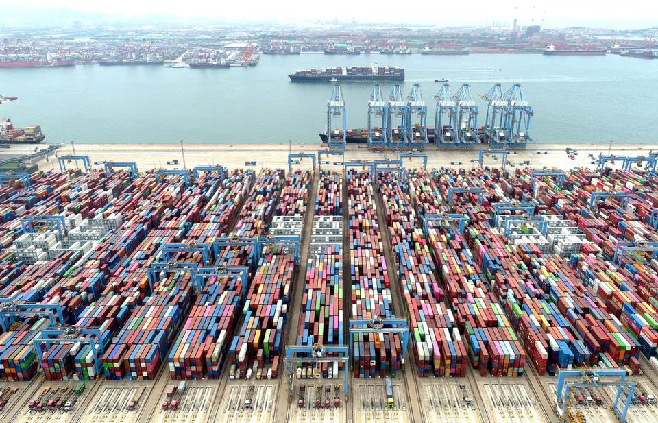 China's imports unexpectedly grow in Oct, exports extend declines