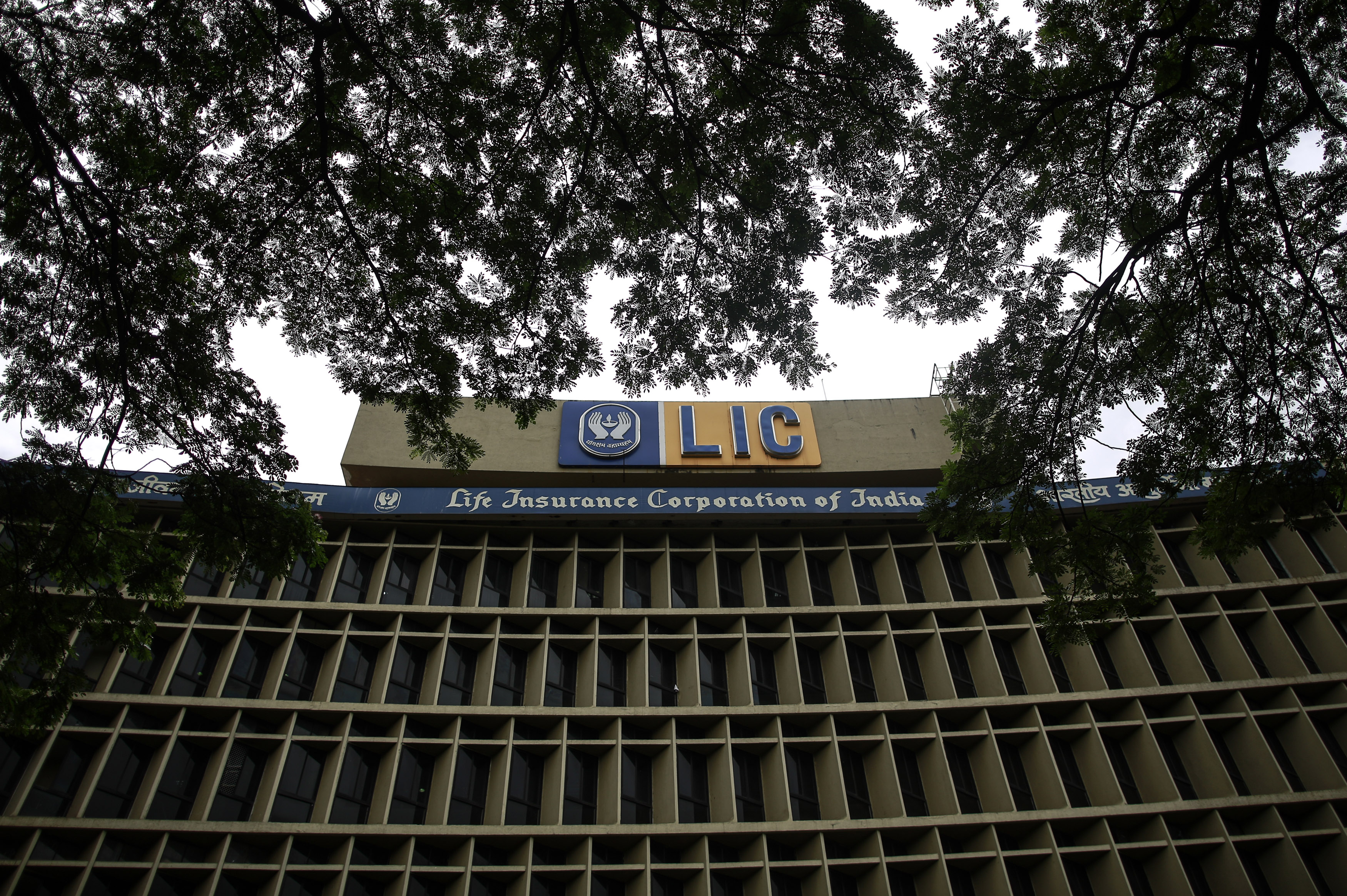 LIC keen to keep part of its stake in IDBI Bank to reap benefit of bancassurance 