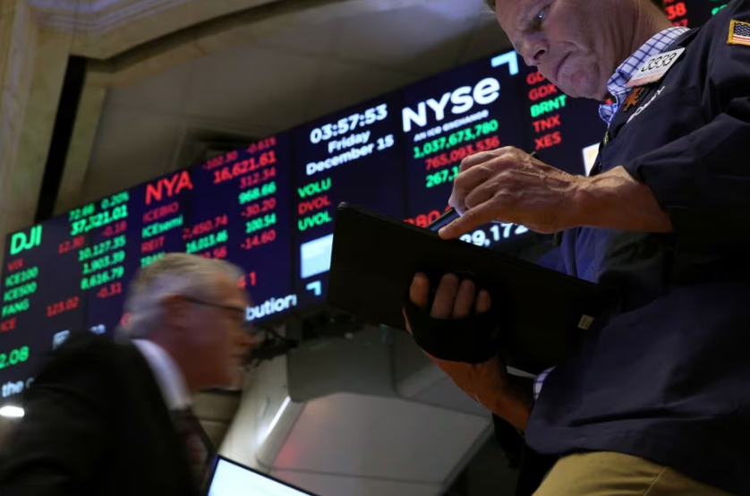 Wall Street ends higher, extending rate-cut rally