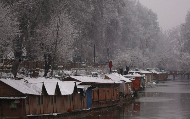 Kashmir in grip of intense cold wave