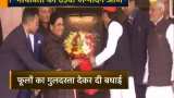 Akhilesh Yadav meets Mayawati on her birthday