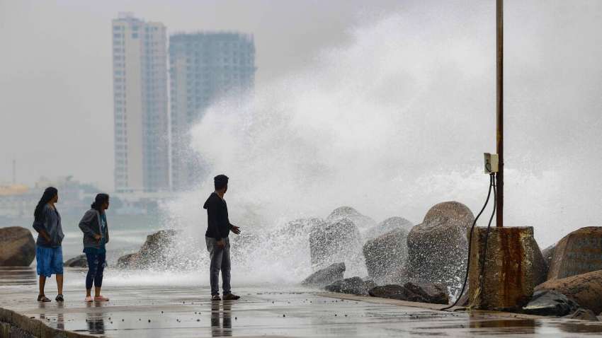 Chennai weather today live news update Cyclone Mandous Tamil Nadu Andhra Pradesh IMD Cyclone Mandous tracker cyclone mandous path cyclone mandous live map cyclone mandous live cylone mandous chennai cyclone mandous upsc cyclone mandous andhra pradesh